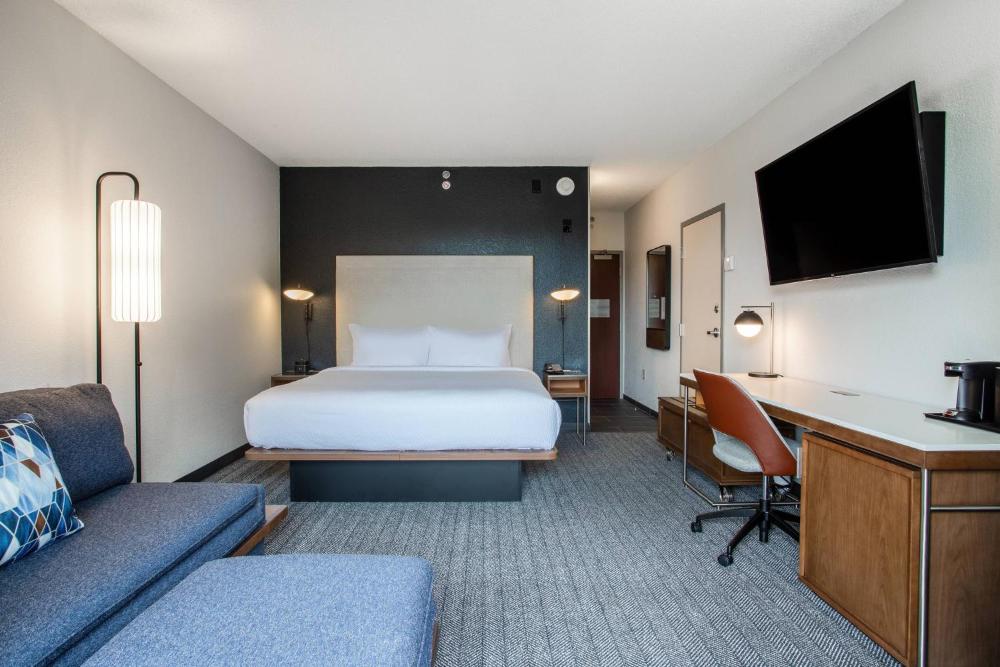 King Room with Sofa Bed - Non-Smoking interior