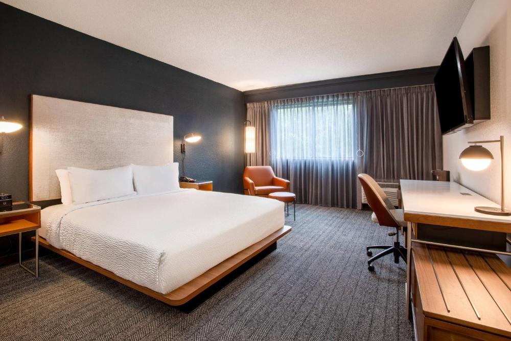 King Room - Non-Smoking interior