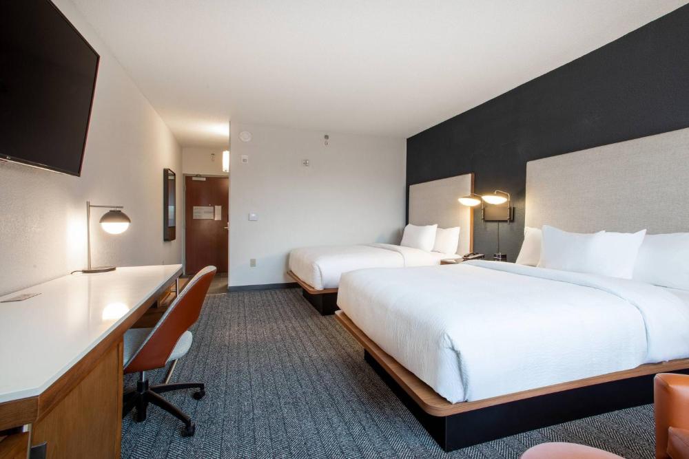 Double Room with Two Double Beds and Adapted Tub - Mobility Accessible interior
